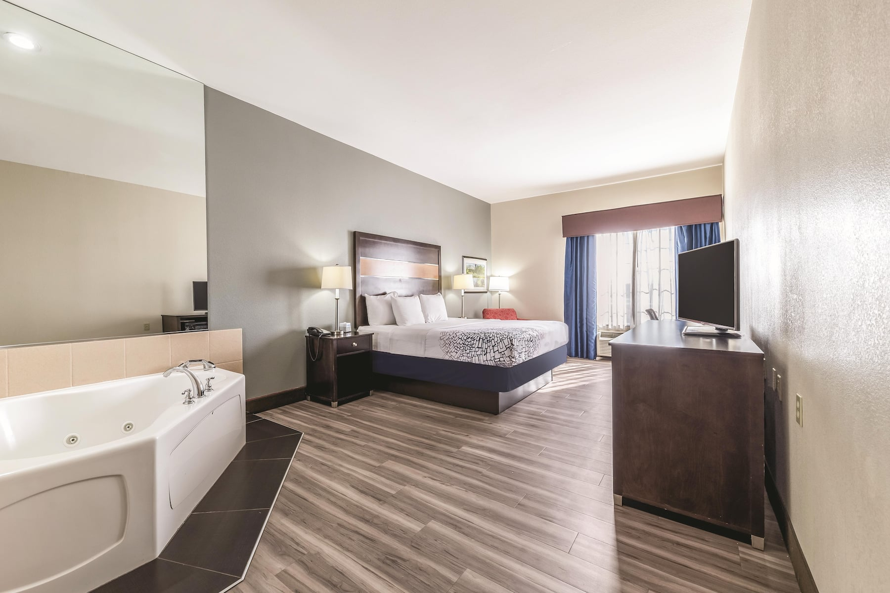 hampton-suites-albany-at-albany-mall